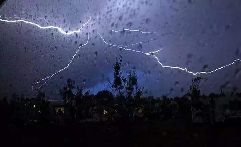 暴雨來襲，請注意人身安全